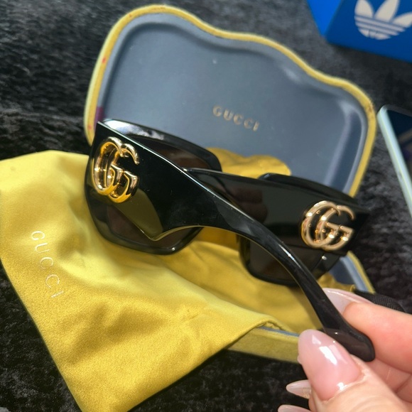 Gucci Black Sunglasses with Gold Emblem - Picture 1 of 4